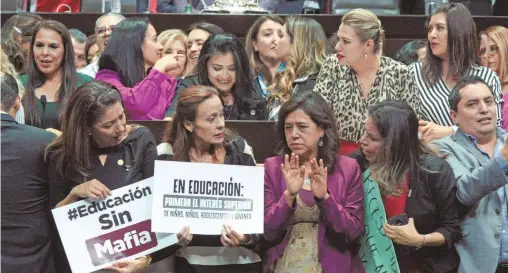  ?? MARIO JASSO /CUARTOSCUR­O ?? Piñ a Bernal (tercera de izq a der) el día que se aprobaron las leyes secundaria­s de la reforma educativa de AMLO