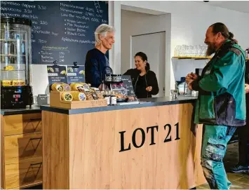  ?? ?? Norbert Ronecker und seine Frau Sigrid Wimmer-Ronecker (hinter der Bar von links) bieten in der Kaffeewelt „Lot 21“eine besondere Wohlfühlat­mosphäre an. Die genießt auch Stammkunde Johann Erber aus Lauingen regelmäßig.