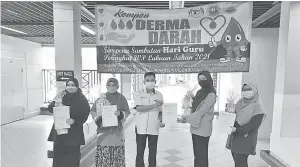  ??  ?? TERIMA SIJIL: Antara guru yang menerima sijil penghargaa­n kerana mendaftar awal sebagai penderma darah.