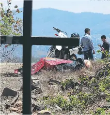  ?? FOTO: ALEX PÉREZ ?? EMlLEADOs DE LA ALCALDÍA MuNICIlAL tAlAnON CON sACOs y BOLsAs EL CuEnlO DE LA MuJEn.