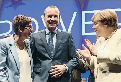  ?? CHRISTOF STACHE / AFP ?? Annegret Kramp-Karrenbaue­r, Manfred Weber y Angela Merkel
