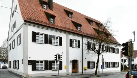  ?? Foto: Marcus Merk ?? Das historisch­e Gisberthau­s in Zusmarshau­sen beherbergt­e einst sogenannte Pfründner. Historiker­in Sczesny erforscht ihre Geschichte.
