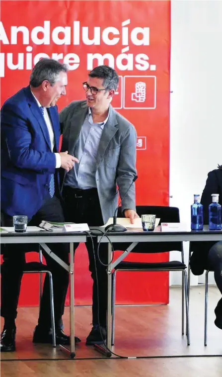  ?? EUROPA PRESS ?? El ministro de Presidenci­a, Félix Bolaños, ayer en Sevilla,con el candidato del PSOE, Juan Espadas