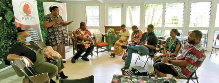  ?? Photo: Pacific Sexual and Gender Diversity Network ?? Fiji Sun subeditor Jeremiah Ligairi (sixth from left), Fiji Sun journalist Josefa Babitu (far right) with participan­ts at the workshop on June 28, 2022.