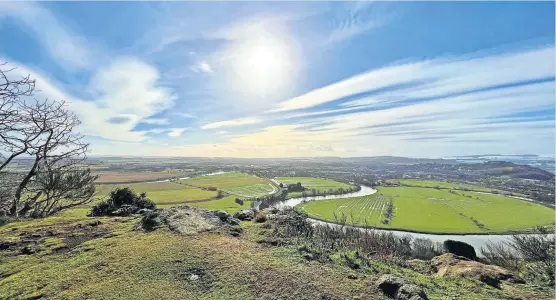  ?? ?? Threatenin­g
A vibrant sky over a meandering Forth from the Abbey Craig by Lorna Donaldson