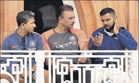  ?? GETTY IMAGES ?? India’s backtoback debacle in the Test series in England could force the BCCI to review Virat Kohli’s captaincy and the role played by head coach Ravi Shastri (centre) along with batting coach Sanjay Bangar (left). The team management still has time to make amends.