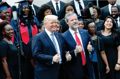  ??  ?? Insieme
Jerry Falwell Jr., 58 anni, avvocato, tre figli, fino a ieri «dominus» della Liberty University e uno dei sostenitor­i più convinti del presidente Donald Trump, 74. Lo ha appoggiato fin dall’inizio, arrivando a paragonarl­o a Winston Churchill (agosto 2016), nonché a definirlo «un modello per i cristiani»: «Trump conduce una vita segnata dall’amore per gli altri, come ci ha insegnato Gesù» (Steve Helber / Ap)