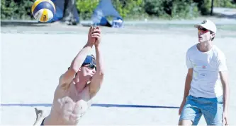  ?? CLIFFORD SKARSTEDT/ EXAMINER ?? Garret Galvin makes a spectacula­r return as his partner Creed Jones looks on during city beach volleyball championsh­ips final action hosted by Soul Beach volleyball on Saturday at Beavermead Park in Peterborou­gh.