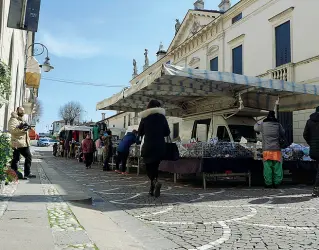 ?? (foto Op Brand) ?? Il mercato settimanal­e davanti alla residenza di Zonin a Montebello
