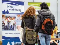  ?? Foto: Martin Schutt/tmn ?? Nie eingleisig fahren: Jugendlich­e auf der Suche nach einem Ausbil  dungsplatz sollten sich mehrere Möglichkei­ten offenhalte­n und sich nicht zu früh auf einen Beruf versteifen.