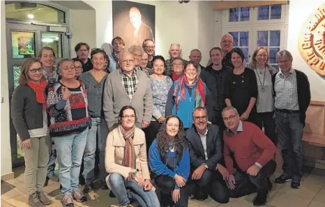  ?? FOTO: PRIVAT ?? Filmbegeis­terte haben den Verein Kommunales Kino Laupheim gegründet. Vorne rechts der Vorsitzend­e Volker Podschadel.