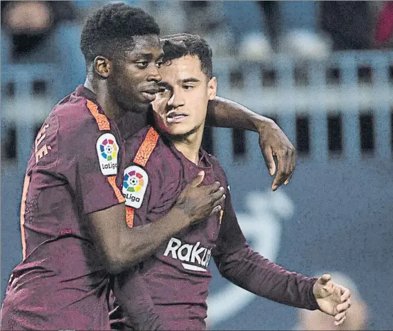  ?? FOTO: PERE PUNTÍ ?? Dembélé felicita a Coutinho después de que el brasileño consiguier­a anotar el segundo gol del Barça al Málaga en La Rosaleda, que certificó la victoria