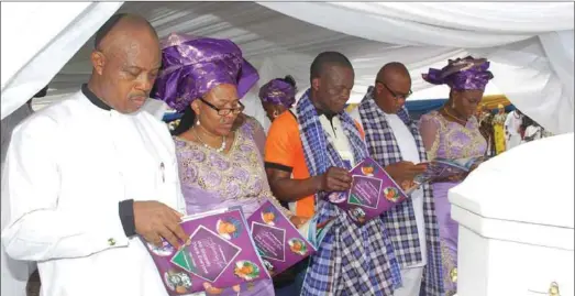  ??  ?? Family of the deceased, L-R: High Chief Ikechi Emenike and his Wife Her Excellency, Uzor Ikechi Emenike; Chinedu Emenike; Barr. Dickson Ukachukwu E. Uwagbama and his Wife, Mrs. Ugwudi Chinyere E. Uwagbama