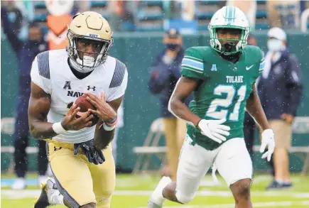  ?? CHRIS GRAYTHEN/GETTY ?? Junior Mychal Cooper, shown making a 32-yard touchdown catch against Tulane, is one of many weapons in the Navy passing game.