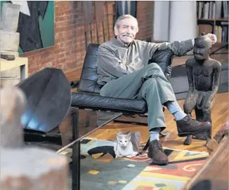  ?? Jennifer S. Altman For The Times ?? P L AY W R I G H T Edward Albee at his New York loft in 2009, accompanie­d by cat and art.