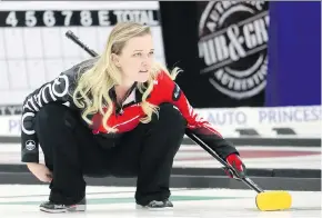  ?? JOSH ALDRICH ?? Calgary skip Chelsea Carey will show up at this weekend’s Grand Slam of Curling Elite 10 events with a new team, but she’s not alone in that regard.