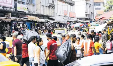  ?? JOHNNY OLIVARES ?? Los barranquil­leros se han movilizado al Centro en estos últimos días para hacer sus compras de Navidad.