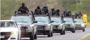  ??  ?? Caravana. Fuerzas policiales arriban a Uruapan, ciudad sacudida por la delincuenc­ia.