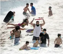  ?? REUTERS ?? Los estadounid­enses se refugian en las playas