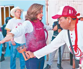  ?? ?? Mientras Morena insistía en postular a Bárbara Botello como candidata a una diputación plurinomin­al indígena, Alma Alcaraz, de gira por el noreste, se reunió con Mauricio Mata Soria, gobernador de los Pueblos Originales de Guanajuato, a quien ignoraron para ese espacio.