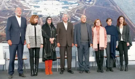  ??  ?? José Ángel Gurría, secretario general de la OCDE, junto con autoridade­s federales y del grupo aeroportua­rio, tras el segundo informe de avances del proyecto.