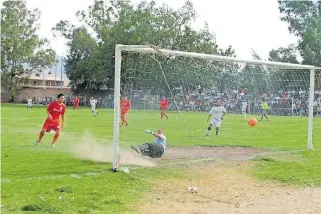  ?? ?? Fiebre futbolera
en Cuerámaro, por duelo de México.