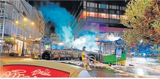  ?? EP ?? Uno de los autobuses afectados por las llamas intenciona­das en la ciudad gallega.