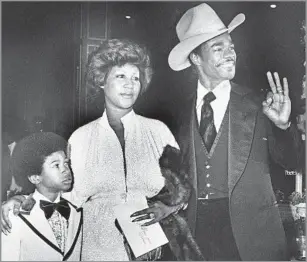  ?? Doug Pizac ?? HER SECOND MARRIAGE Franklin and her second husband, Glen Turman, arrive at an L.A. hotel for their wedding reception on April 17, 1978, with her son Kecalf, 8. Franklin and Turman divorced in 1984.