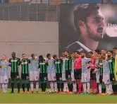  ?? IPP ?? SASSUOLO-SPAL
Il calcio unisce nel momento del dolore: i giocatori abbracciat­i, tutti a centrocamp­o, prima del via