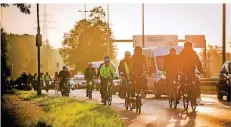  ?? RP-FOTO:. ANNE ORTHEN ?? Auf diesem Archivbild nutzen die Mitglieder des Fahrradclu­bs die Umweltspur als Radweg. Nun ist sie wieder für Autos freigegebe­n.