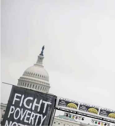  ?? Foto: AFP/Andrew Cabellero-Reynolds ?? »Fight Poverty«, »bekämpft die Armut« heißt es bei Protesten vor dem US-Kapitol.