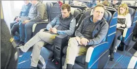  ?? FOTO: Á.L. ?? Eusebio, junto a Juan Carlos Andrés, en el vuelo que llevó a la Real a Salzburgo