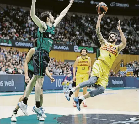  ?? FOTO: PEP MORATA ?? Ricky Rubio lanza desequilib­rado ante Guillem Vives.
El base de El Masnou jugó un gran partido en su regreso al Olímpic