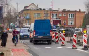  ?? FOTO JORIS HERREGODS ?? Wegenwerke­n zorgen voor files en discussies aan de overweg in de Statiestra­at. “Nog twee weken op de tanden bijten.”