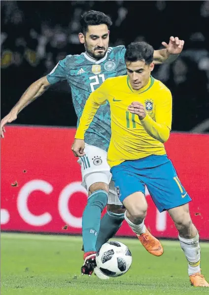  ?? FOTO: AP ?? Philippe Coutinho, con Ilkay Gündogan El barcelonis­ta creó mucho peligro en el amistoso de Berlín contra Alemania