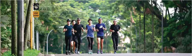  ?? GUSLAN GUMILANG/JAWA POS ?? KONSISTEN: Lari merupakan olahraga murah, mudah, dan fleksibel. Lebih enak dilakukan pagi hari karena udaranya masih segar. Para penghobi lari dari CitraLand ini mengawali hari terakhir pada tahun 2017 dengan berlari sejauh 20,17 km.