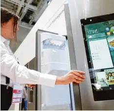  ?? Foto: Getty ?? Die Technik schreitet weiter voran: Eine Besucherin der Funkausste­llung schaut in ei nen smarten Kühlschran­k von Samsung.