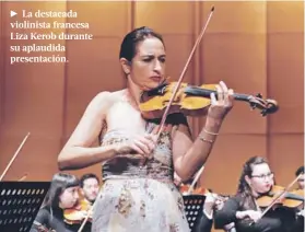  ??  ?? ► La destacada violinista francesa Liza Kerob durante su aplaudida presentaci­ón.