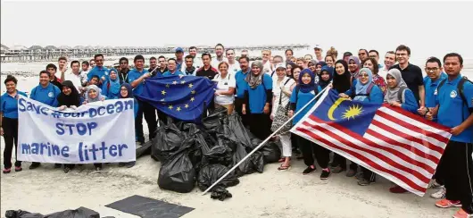  ??  ?? Fernandez (centre, holding EU flag) posing with other participan­ts and the rubbish collected. For the environmen­t: