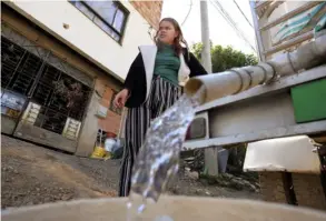  ?? ?? Los habitantes de Bogotá se han visto obligados a racionar el consumo de agua y abastecers­e mediante camiones cisterna. aFP