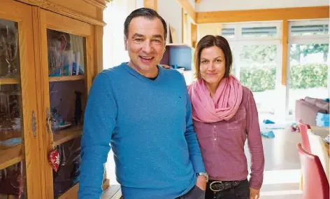  ?? FOTO: RICH SERRA ?? In guten wie in schlechten Zeiten: Jörg Philipp mit Ehefrau Sylvia im Wohnzimmer ihres Hauses auf dem Saarbrücke­r Rastpfuhl.