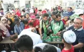  ?? ALLEX QOMARULLA/JAWA POS ?? RAMAI: ASDA Surabaya membagikan nasi kotak untuk warga.