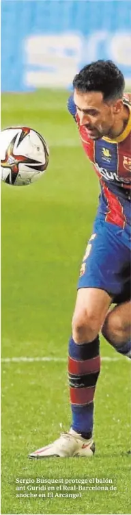  ??  ?? Sergio Busquest protege el balón ant Guridi en el Real-Barcelona de anoche en El Arcángel
