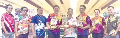  ?? CONTRIBUTE­D PHOTO ?? MIXED OPEN MASTERS. The top six winners of the 17th Araw ng Dabaw National Bowling Tour (NBT) Open mixed masters division pose with Davao Tenpin Bowlers Associatio­n (Datba) organizers.