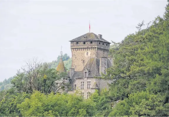  ??  ?? Le château de Pesteils, qui domine la vallée de la Cère, ouvrira ses grilles tout au long des Journées du patrimoine. V.T.