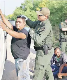  ??  ?? ► La patrulla fronteriza arresta a inmigrante­s que cruzan la frontera de México a EE.UU., el lunes.