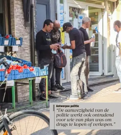  ?? FOTO RR ?? Plaatselij­ke winkeliers maakten stiekem filmpjes van jongeren die drugs dealen op straat.