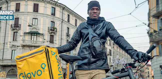  ?? (Fotogramma) ?? A Porta Genova Sissoko, 28 anni, originario del Mali, da due mesi consegna cibo a domicilio con Glovo. Si dice soddisfatt­o del lavoro, anche se a Natale e Capodanno ce n’è poco