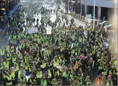  ??  ?? Le défilé des Gilets jaunes s’est fait dans le calme. Ils sont nombreux à ne pas cautionner les dérapages violents.