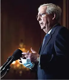  ??  ?? EL LÍDER de la mayoría en el senado, Mitch Mcconnell, hace declaracio­nes a la prensa en el capitolio